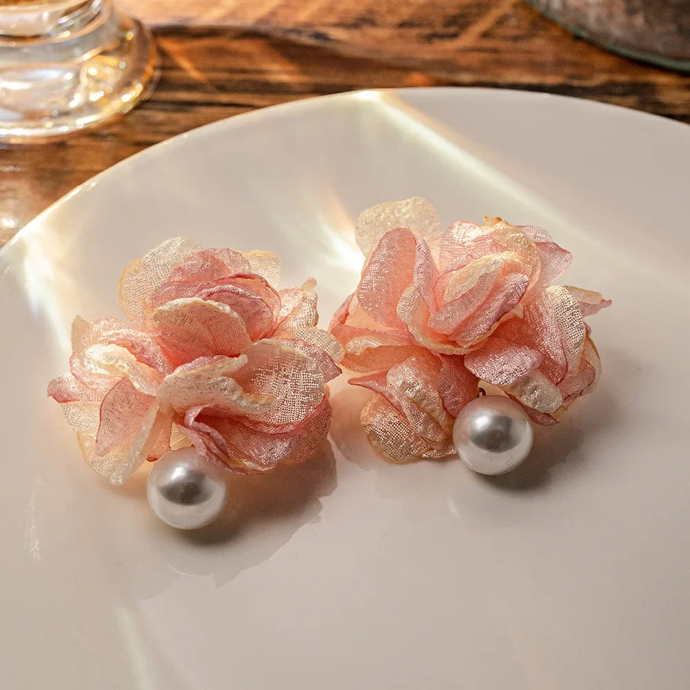 الوردي زهرة كبيرة أقراط دون ثقوب الأذن 2025 جديد مبالغ فيه كاميليا اللؤلؤ قرط كبس شعبية المتخصصة تصميم الراقية قرط كبس