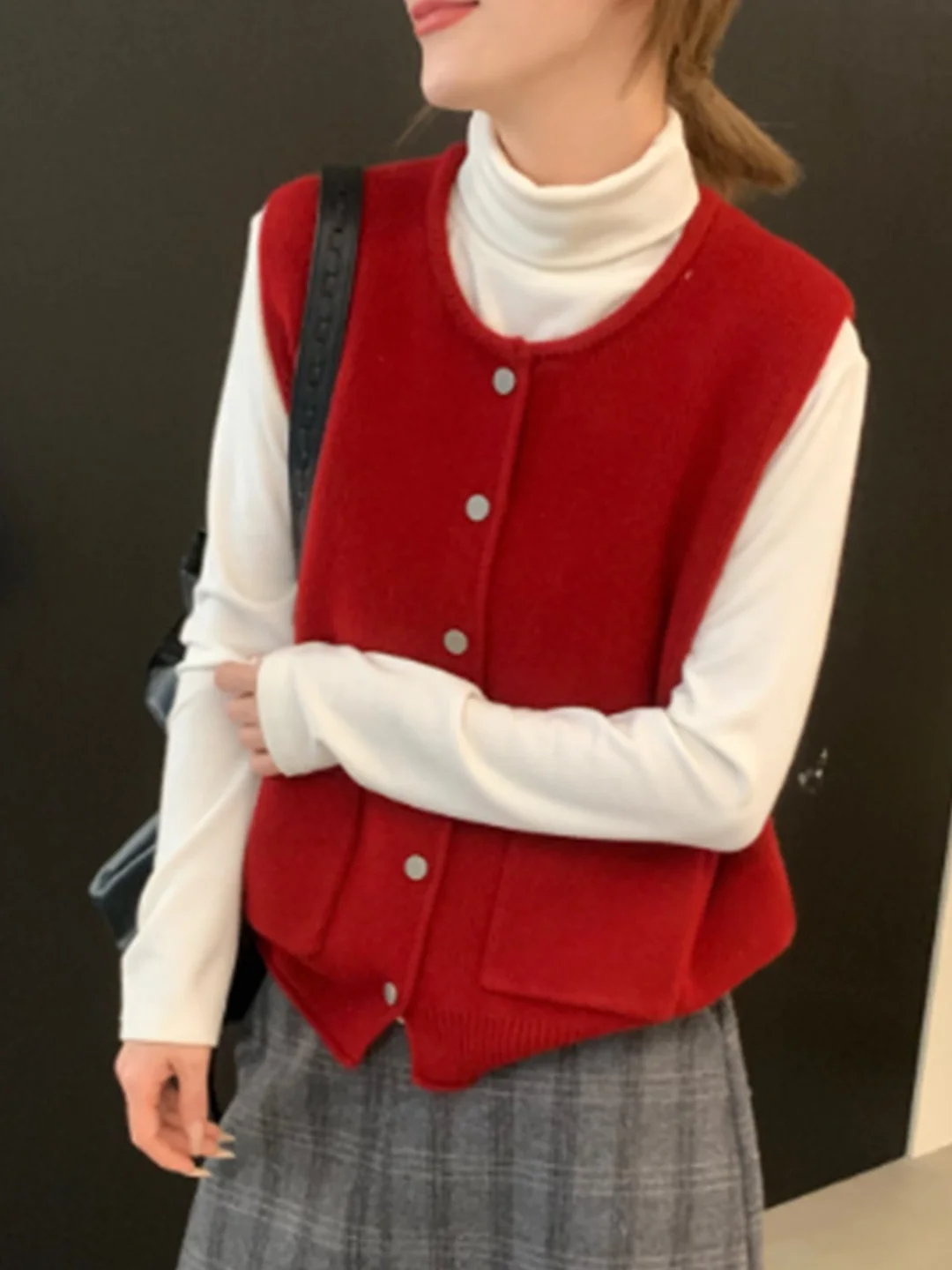 

Korean Sle round Ne Svel Single Button Knitted Vest Women's Winter New Soft Layering Versatile Sweater Vest Casual Fit