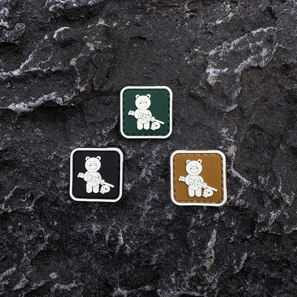 Ein PVC-Patch-Abzeichen mit Teddybär-Soldat und im Dunkeln leuchtendem Effekt, Klettverschluss auf der Rückseite, geeignet zum Dekorieren von Taschen, Rucksäcken, Westen und Kleidung