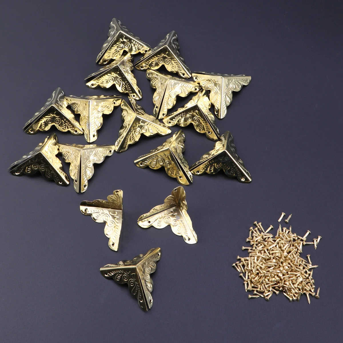 30 قطعة من واقيات الصندوق على شكل صندوق مثلث معدني لحافظات خشبية وأبواب الخزانة وشملت الأظافر باللون الأصفر