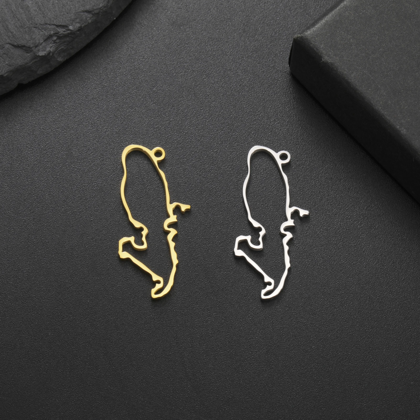 

5pcs Stainless steel Martinique map pendant, charming fashionable mysterious jewelry making accessories