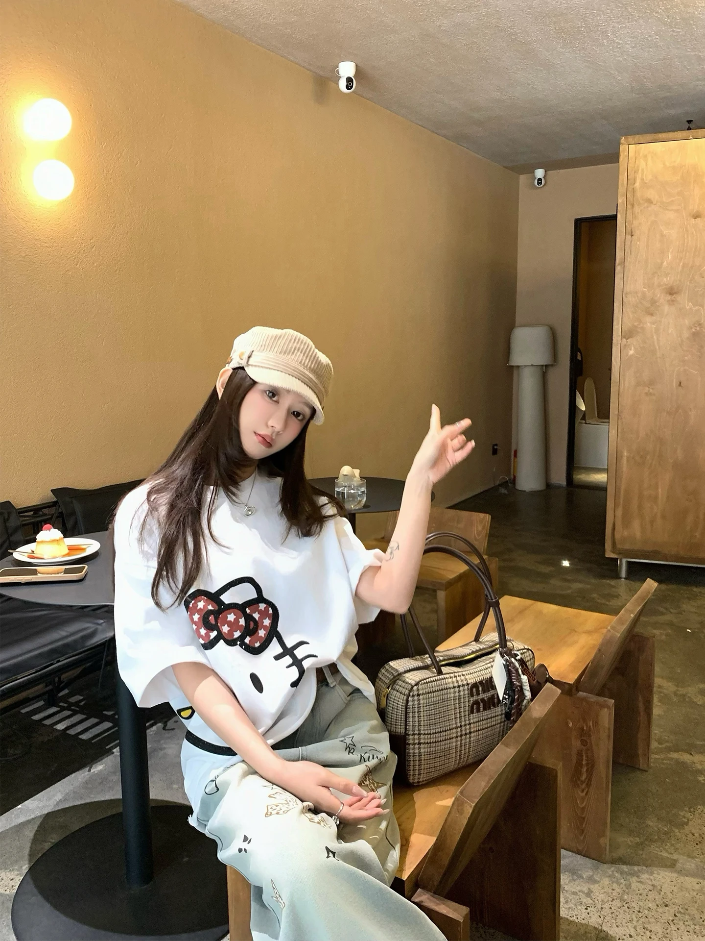 

White Kit ort Sve T-irt Women's Sweet Sle Loose Fit Casual Faion Diamond Embellied Front Ba Top