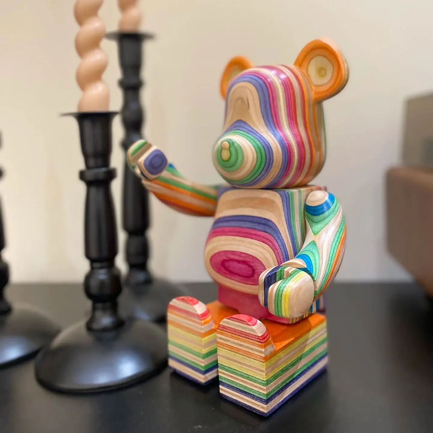 Bearbrick 400% pionowa tęczowa deskorolka drewno 28cm wysokość ręcznie robiona modna drewniana kolekcja niedźwiedzi ozdoby na biurko