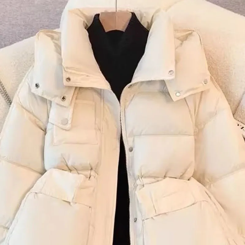 

Новинка 2025 года, зимняя куртка, женская модная короткая пуховая хлопковая куртка, парка в корейском стиле, толстая защита от холода, сохраняющее тепло пальто, пальто