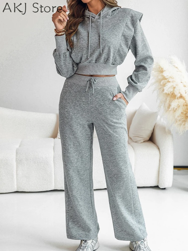 

Комплект из двух предметов: укороченная толстовка с капюшоном и длинными рукавами на шнурке и повседневный комплект спортивных штанов с эластичной резинкой на талии