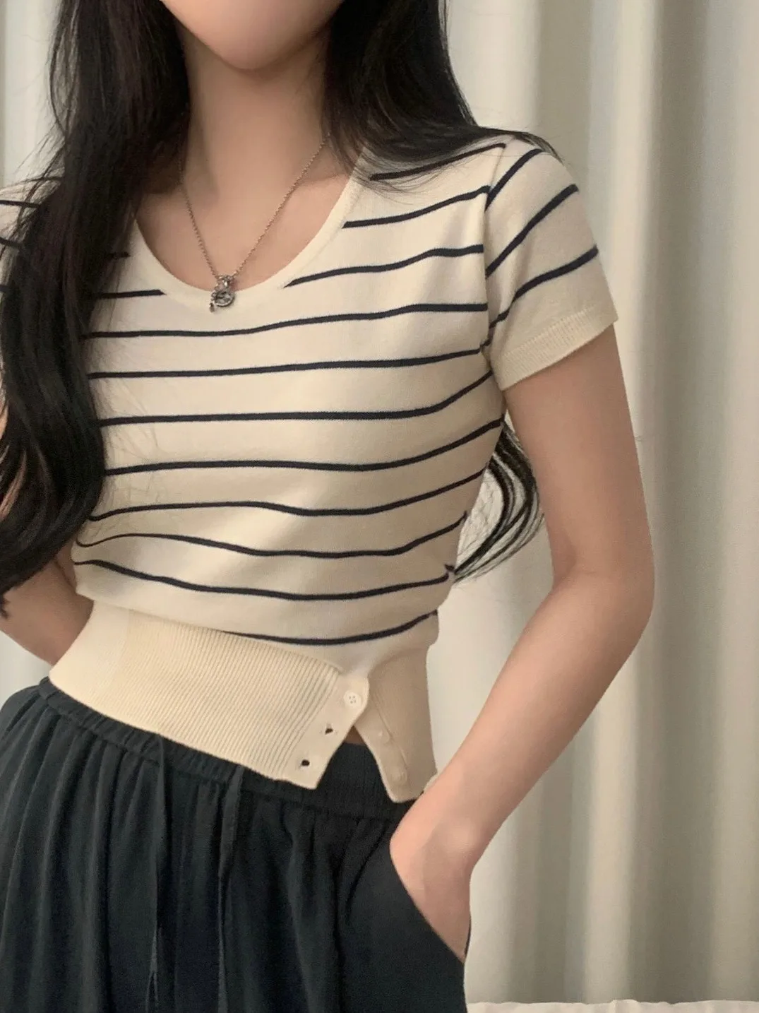 

Шикарный трикотаж, женский круглый дизайн, летний модный облегающий повседневный универсальный топ на пуговицах с разрезом