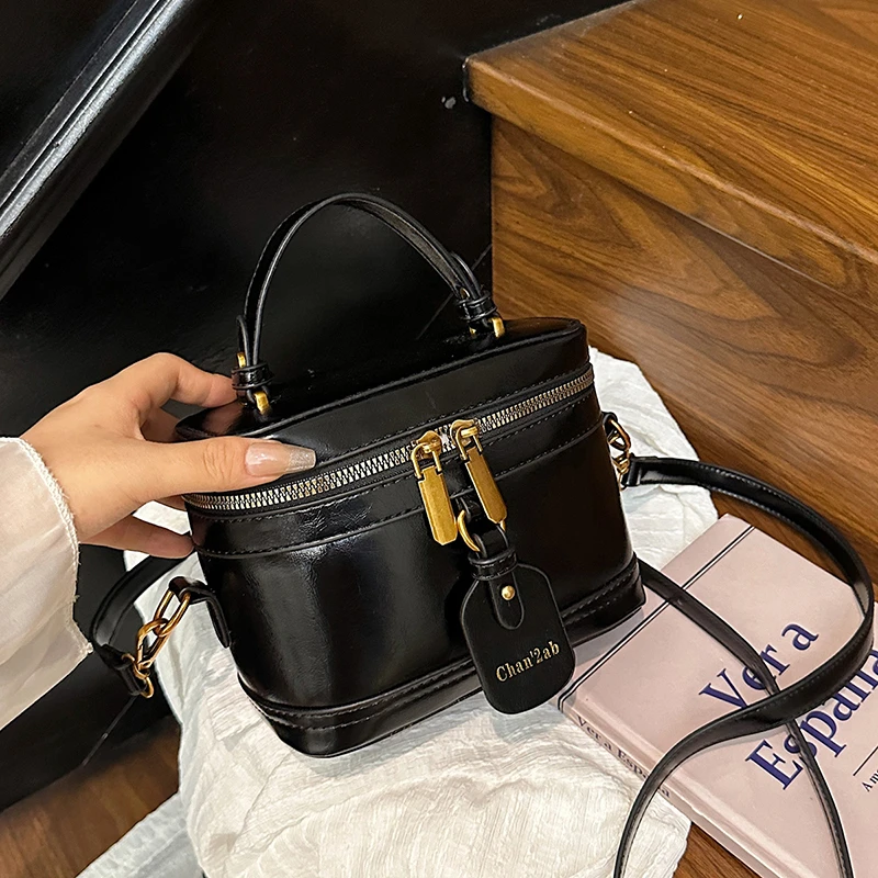 

Высококачественная женская сумка-мессенджер с модным буквенным логотипом и кожаной отделкой, идеально подходящая для повседневной одежды