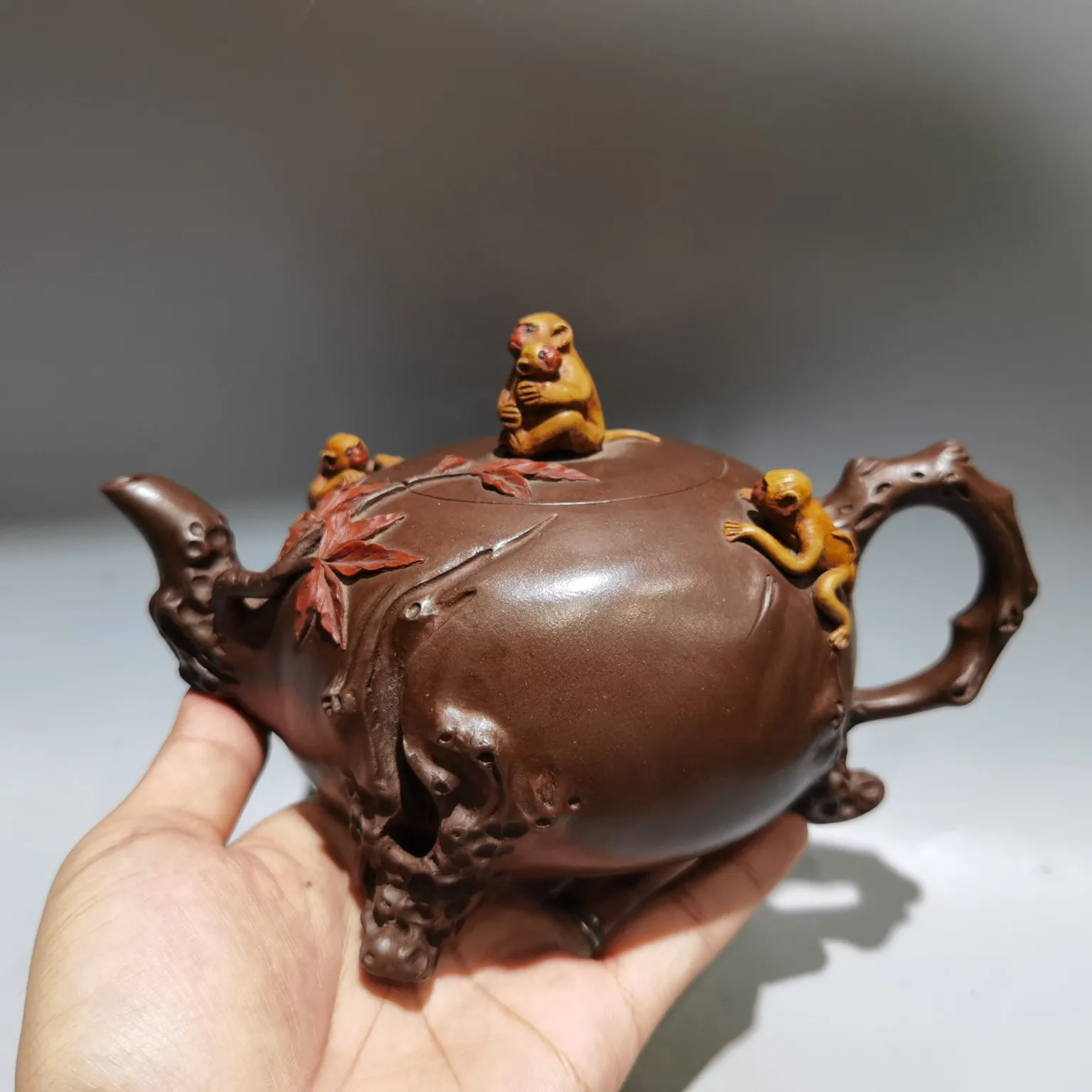 

Yixing Teapot Purple Clay Pot Monkey statue Three legged pot Melon shaped pot Teapot Kettle Tasting tea ceremony Ornaments