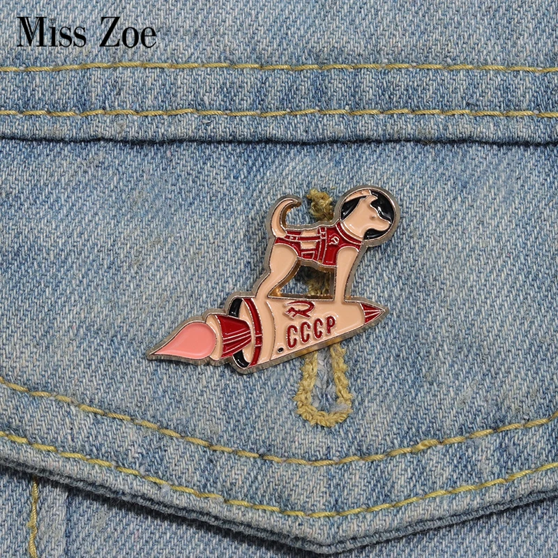 Space Dog Enamel Pins Custom Astronaut Astronaut Laika Brooches Lapel Badges Cartoon Animal Jewelry Gift for Kids Friends