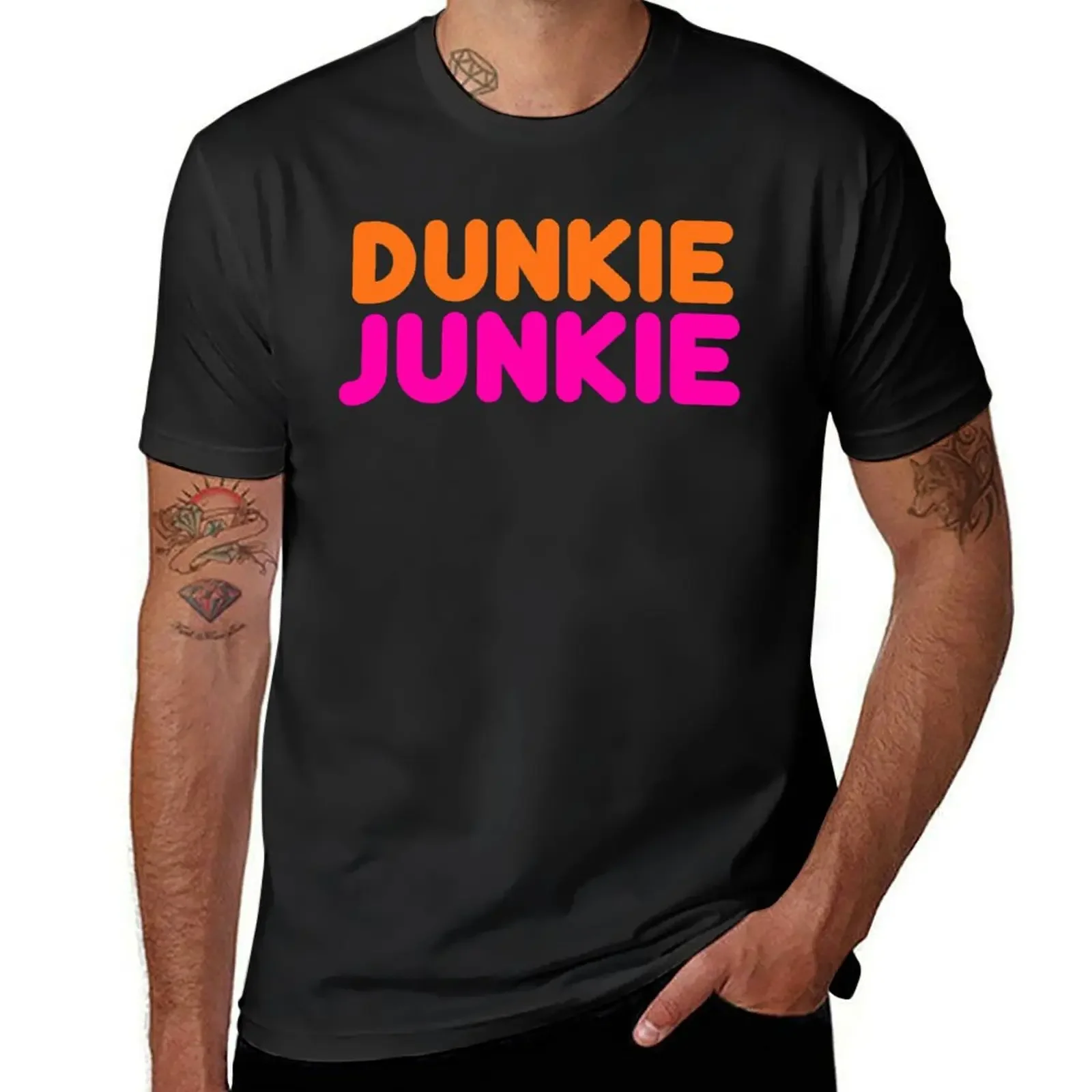 

Забавная футболка Dunkie junkie с изображением пончика, Пончика, дункина, кофе, влюбленного, еды, подарка, новое издание футболок, графические футболки, дизайнерская футболка для мужчин