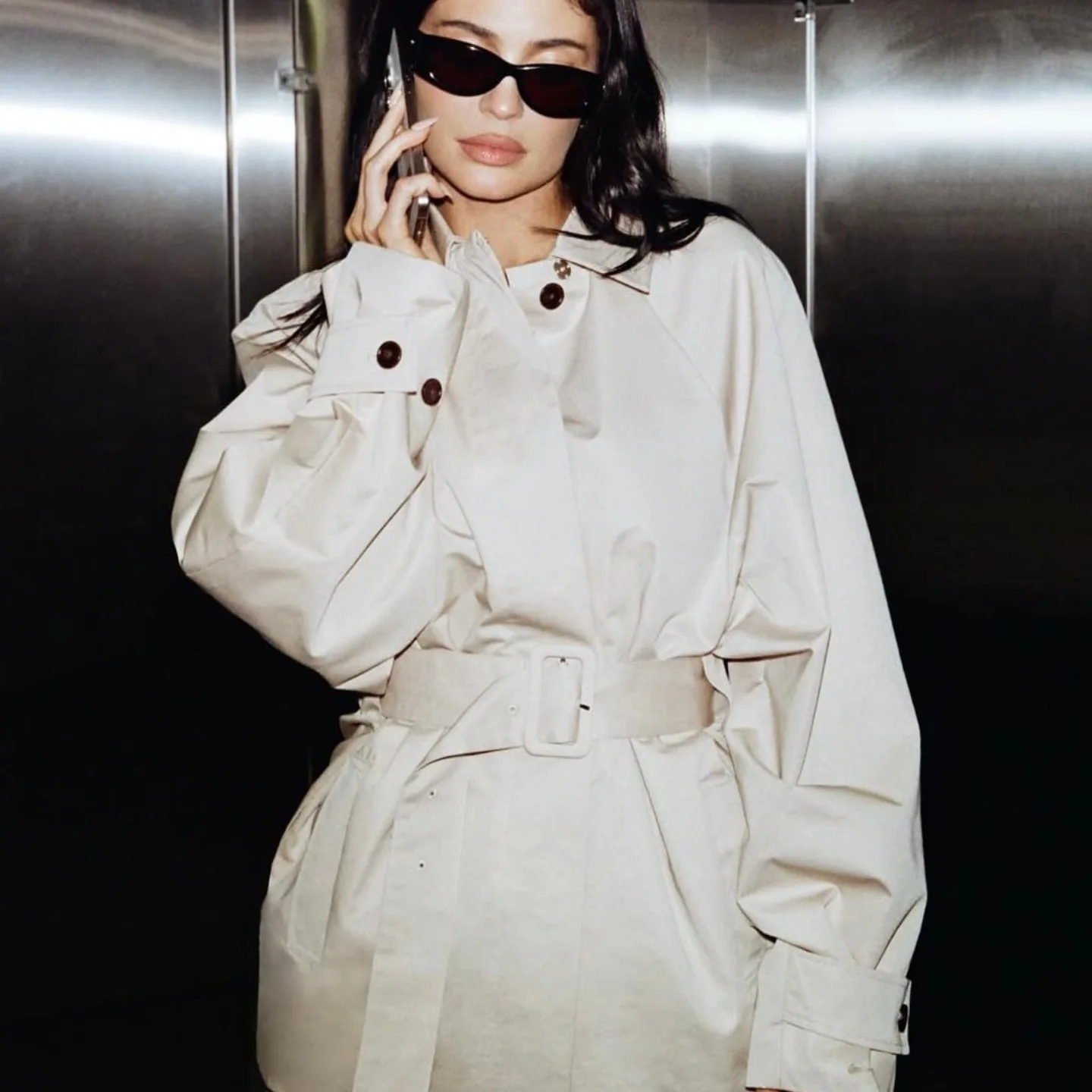 

Куртка KHY X HYDRA Collaborative с воротником-стойкой и поясом для регулировки талии для женщин, из полиэфирного волокна.