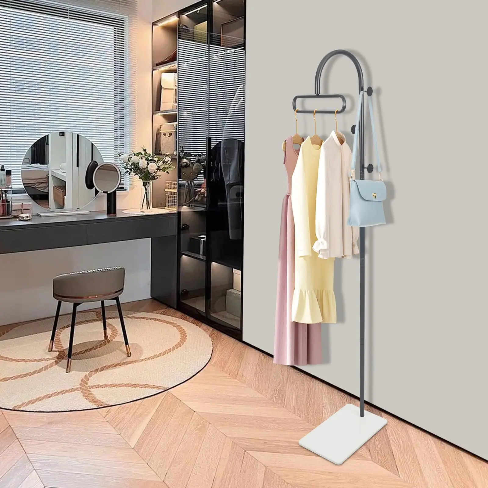 حامل رفوف المعاطف بطول 69 بوصة مع خطافات وقاعدة جانبية، منظم شماعات الملابس المعدنية الإبداعية، وشاح، حقيبة، قبعة، أحذية