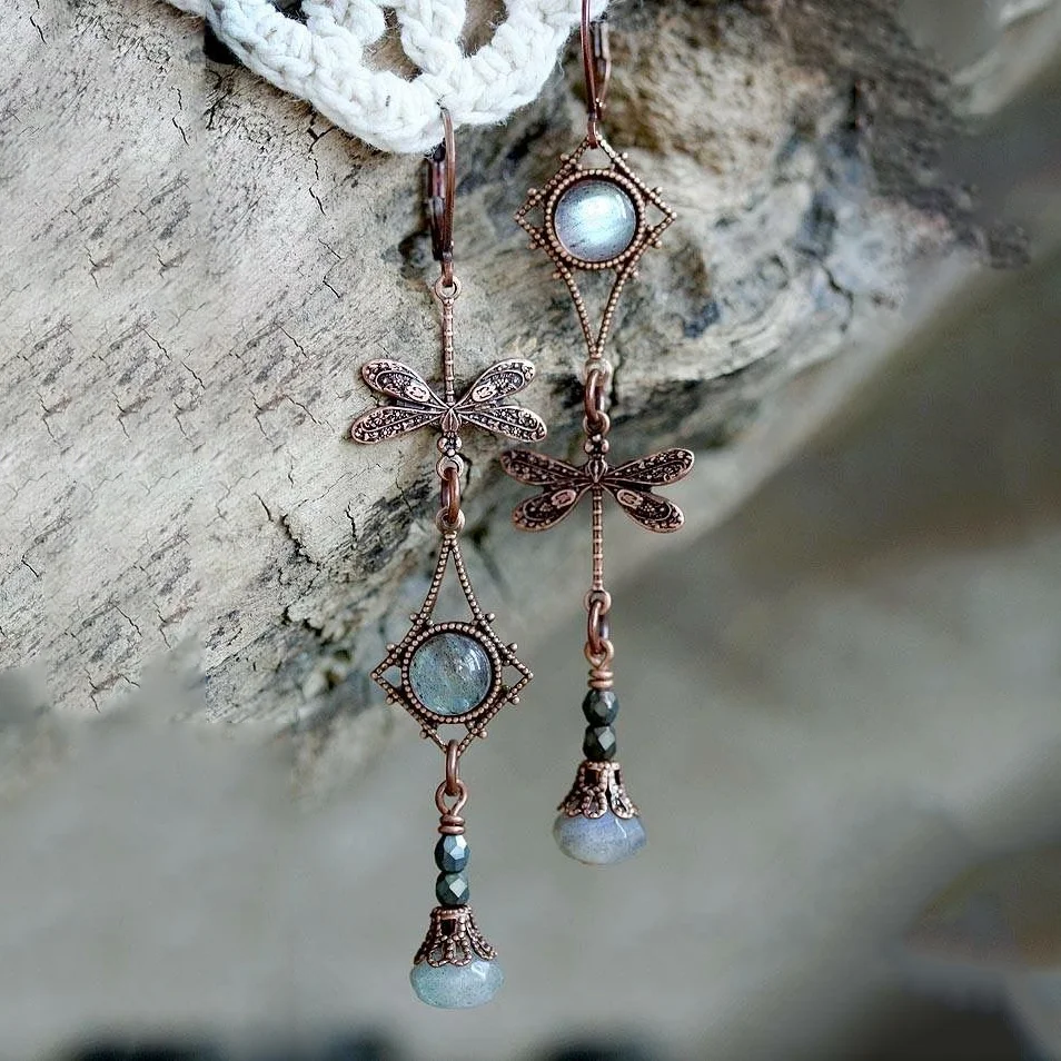 The Retro Asymmetrical Butterfly Design Paired With The Artificial Gemstone Fringed Drop Earrings Is Suitable For Parties.