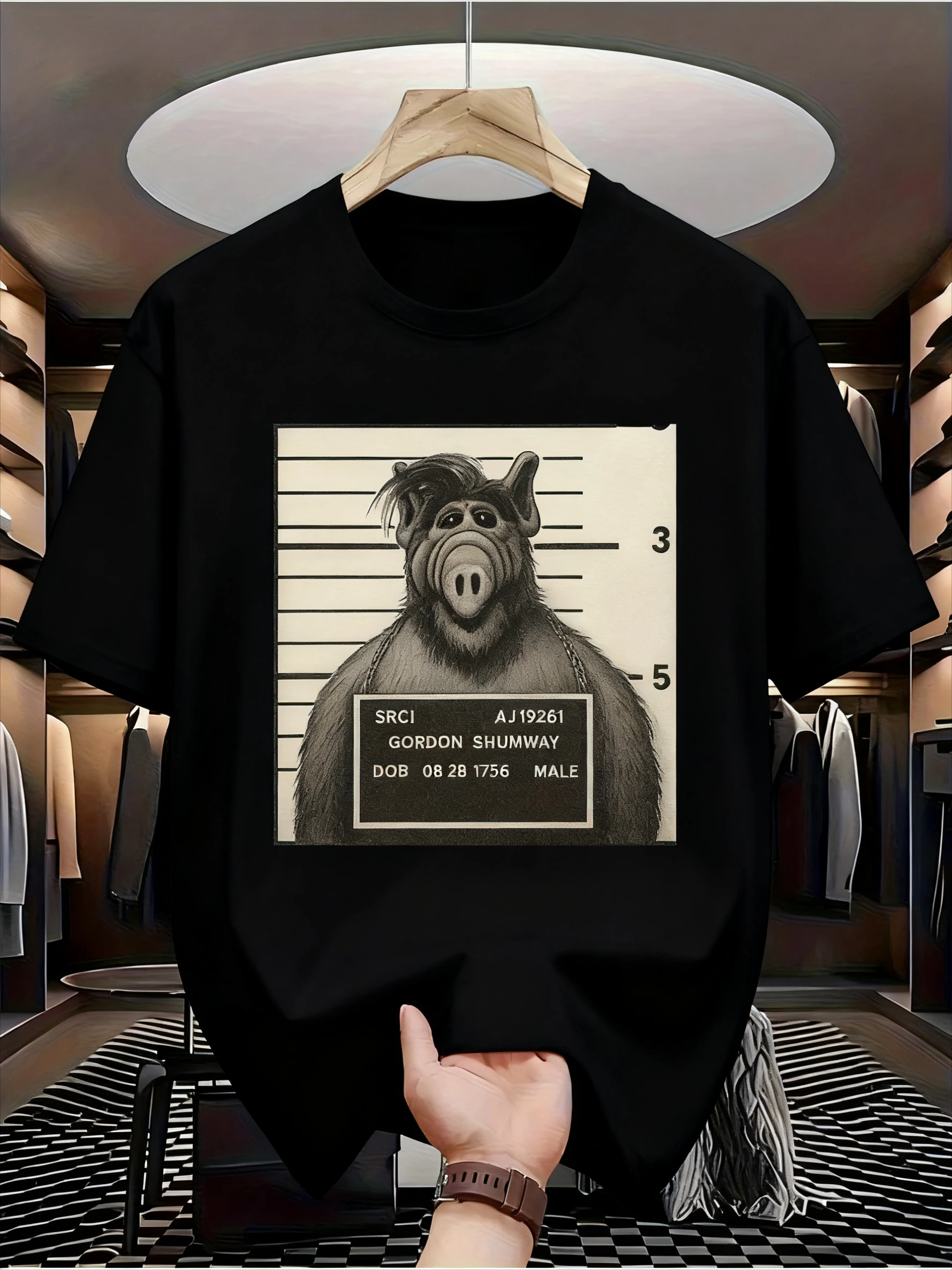 تي شيرت رجالي برسومات ALF الكلاسيكية - تصميم Gordon Shumway Mugshot، برنامج تلفزيوني في الثمانينيات، رقبة دائرية، مسامي ومريح،