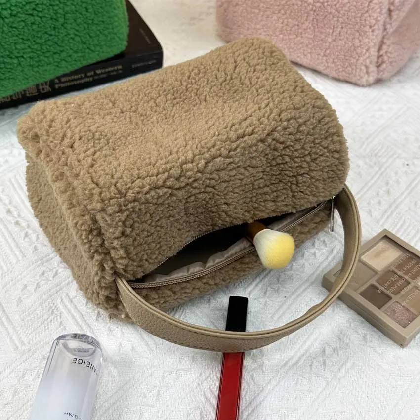 Soft Winter Cosmetic Pouch Bag Girl Travel Essentials Beauty Bag With Handle Desinger Fluffy Makeup Bag