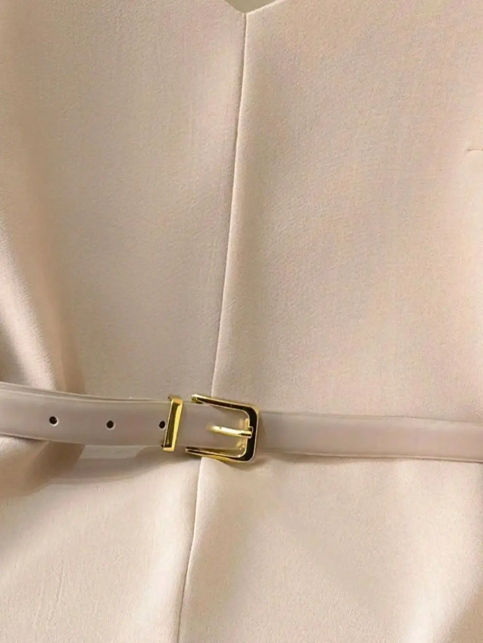 بلوزة نسائية بأكمام على شكل أوراق اللوتس باللون البيج الفاتح مع رقبة على شكل حرف V عميقة وكشكشة على الكتف بدون حزام #5