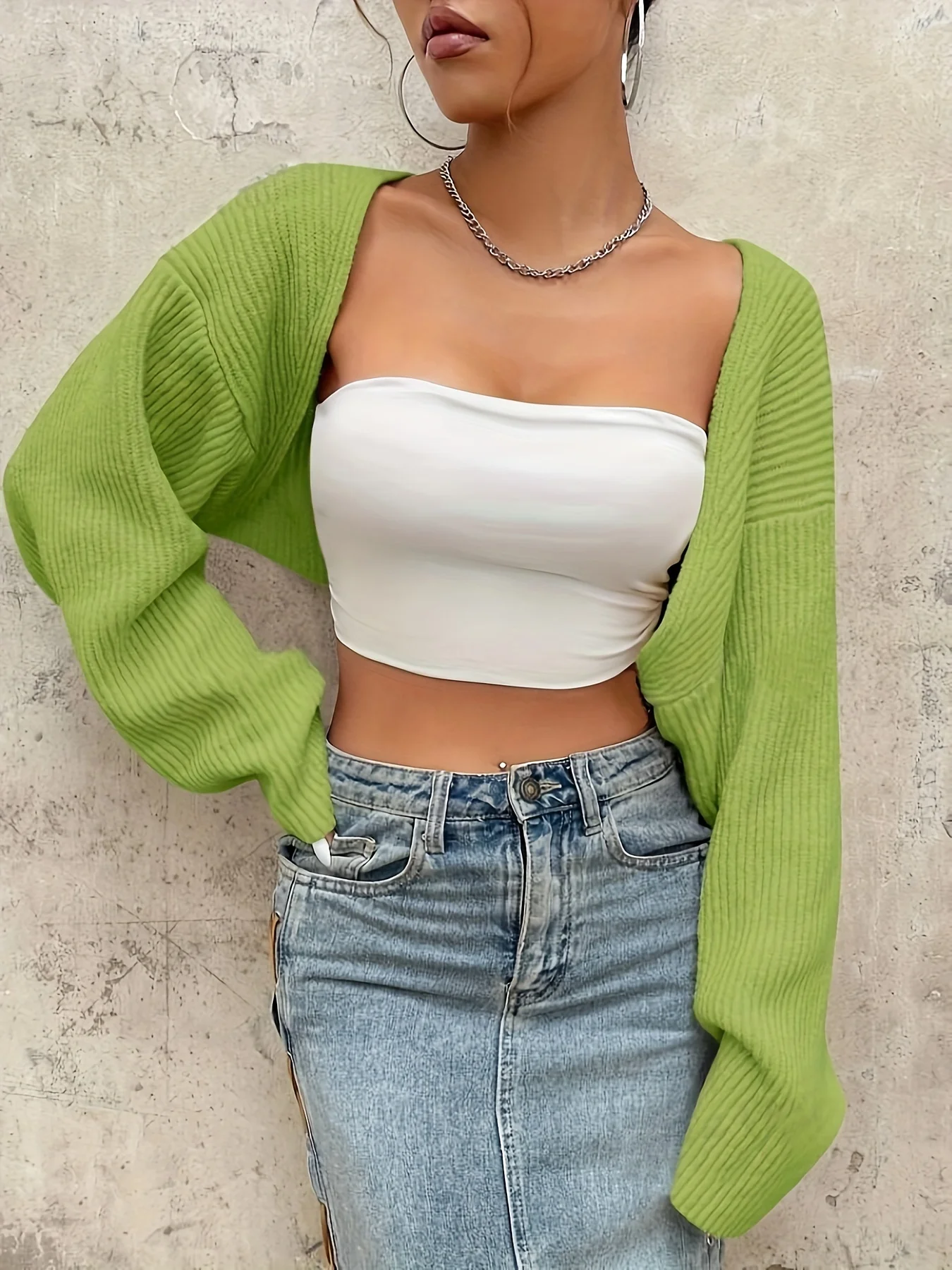 The 2024 new dropped-sleeve open placket cropped top does not come with a bandeau top