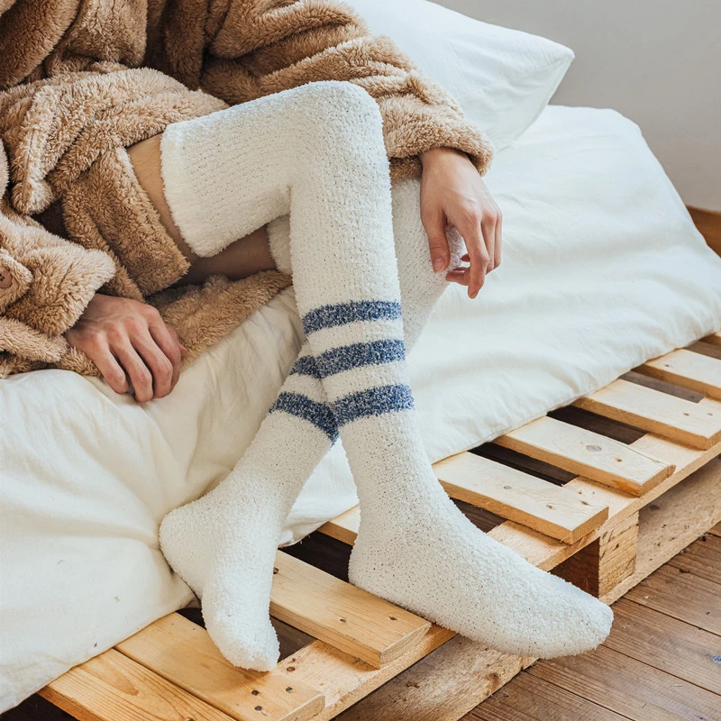 Calcetines largos y gruesos para hombre, medias térmicas de felpa para dormir por encima de la rodilla, sin caída, forro polar de Coral, rayas mullidas, Invierno