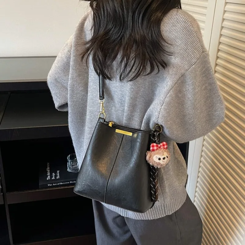 

Повседневная простая элегантная кожаная сумка для подгузников для женщин, большая вместимость, текстурированная, оригинальный дизайн в стиле ретро, вдохновленный дизайнерами