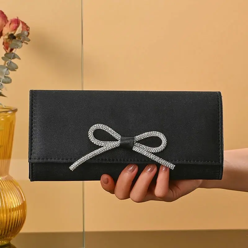 borsa-elegante-e-di-alta-qualita-ideale-per-feste-con-tracolla-e-accessori-di-design-adatta-sia-a-uomo-che-a-donna