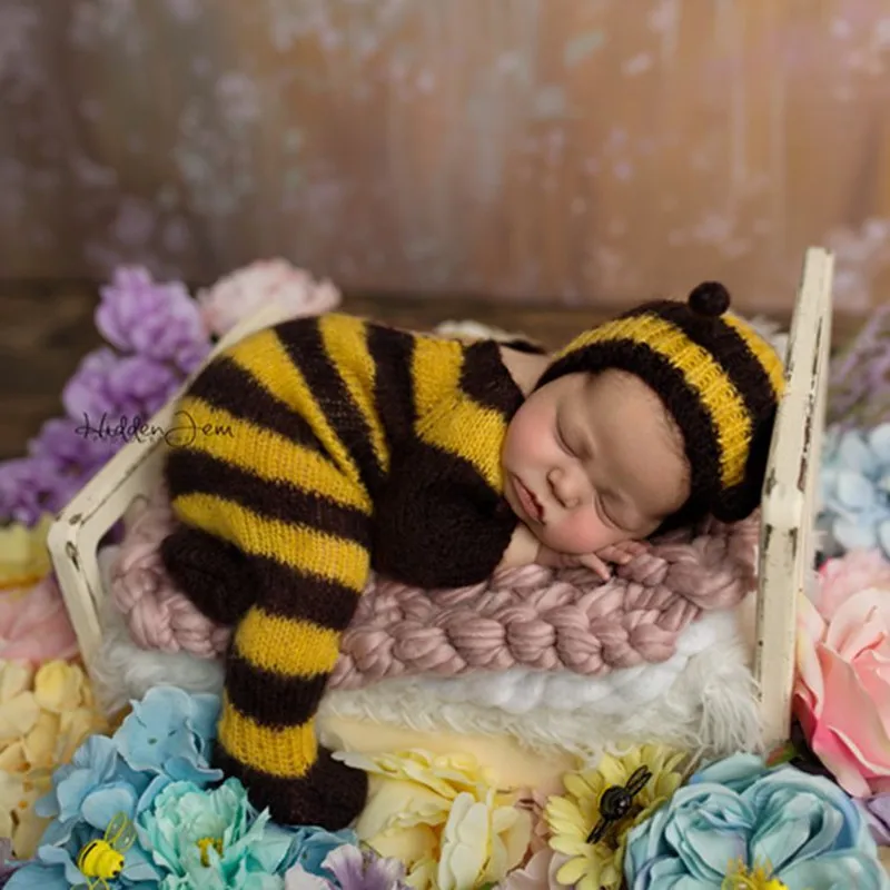 Neonatal photography Little Bee full moon baby photography jumpsuit hat studio art photography clothing photography newborn