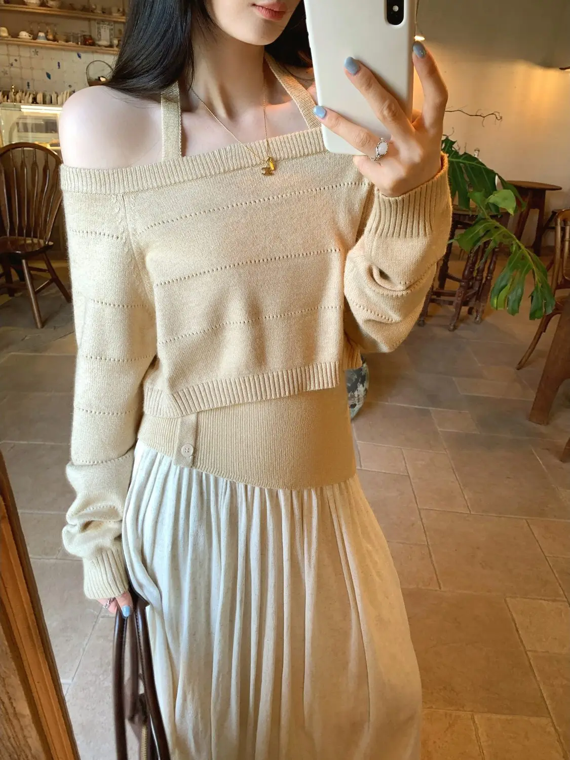 

Корейский стильный вязаный комплект из двух предметов: женский топ с открытыми плечами и бретелями на шее, а также мягкие дышащие брюки с длинными рукавами.