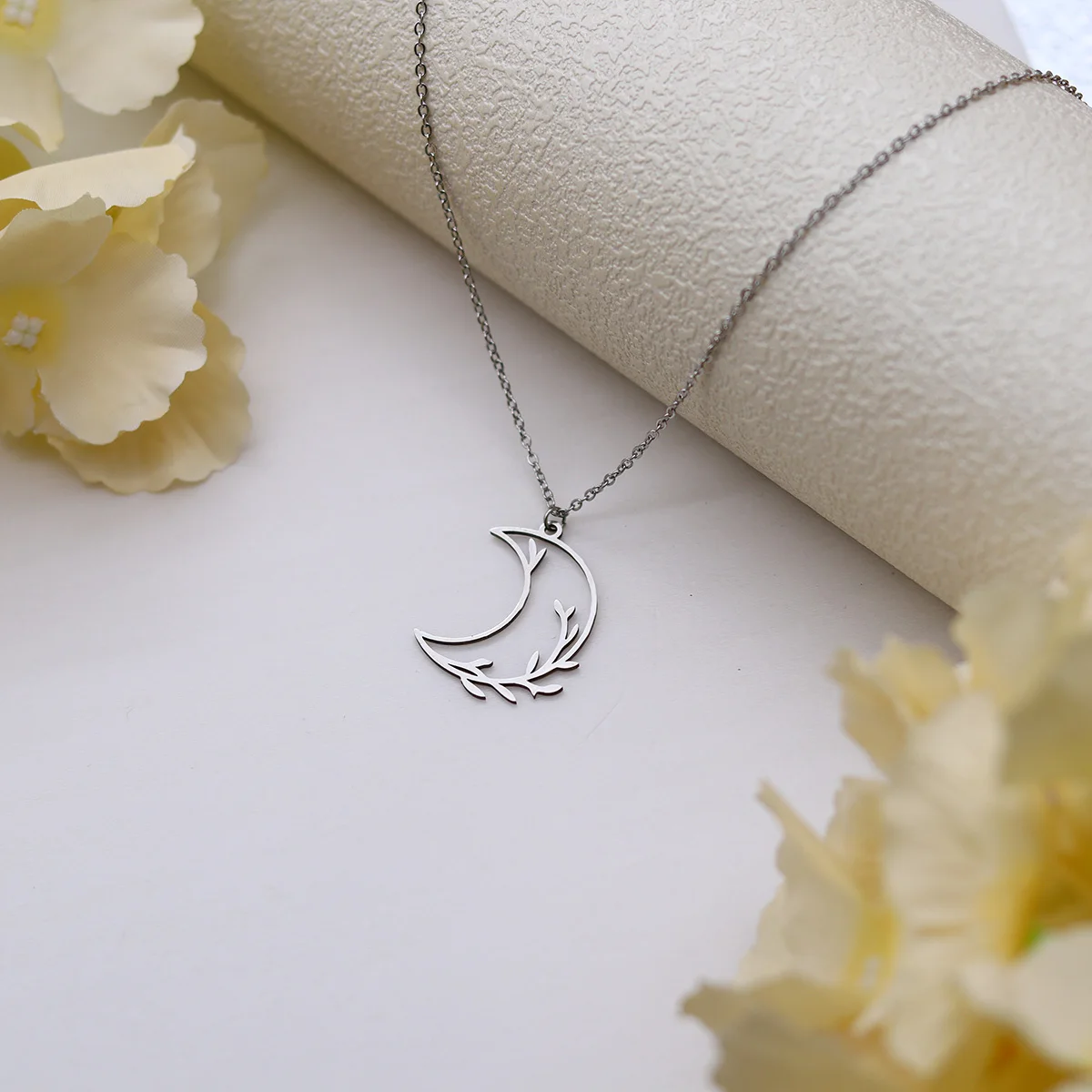 قلادة كينيتيال من الفولاذ المقاوم للصدأ على شكل هلال على شكل قمر مع تصميم فرع رقيق مثالي للارتداء اليومي #3