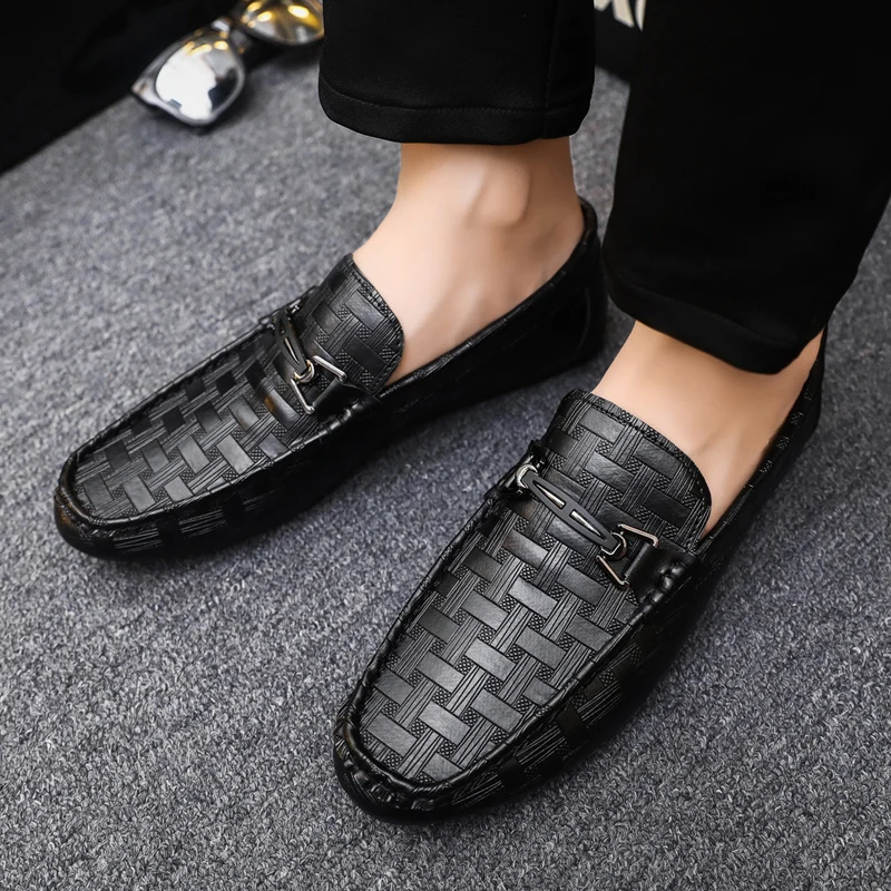 Sepatu kulit pria, sepatu loafer sosial kasual mewah 2024 nyaman Moccasins datar luar ruangan gaya bermerek