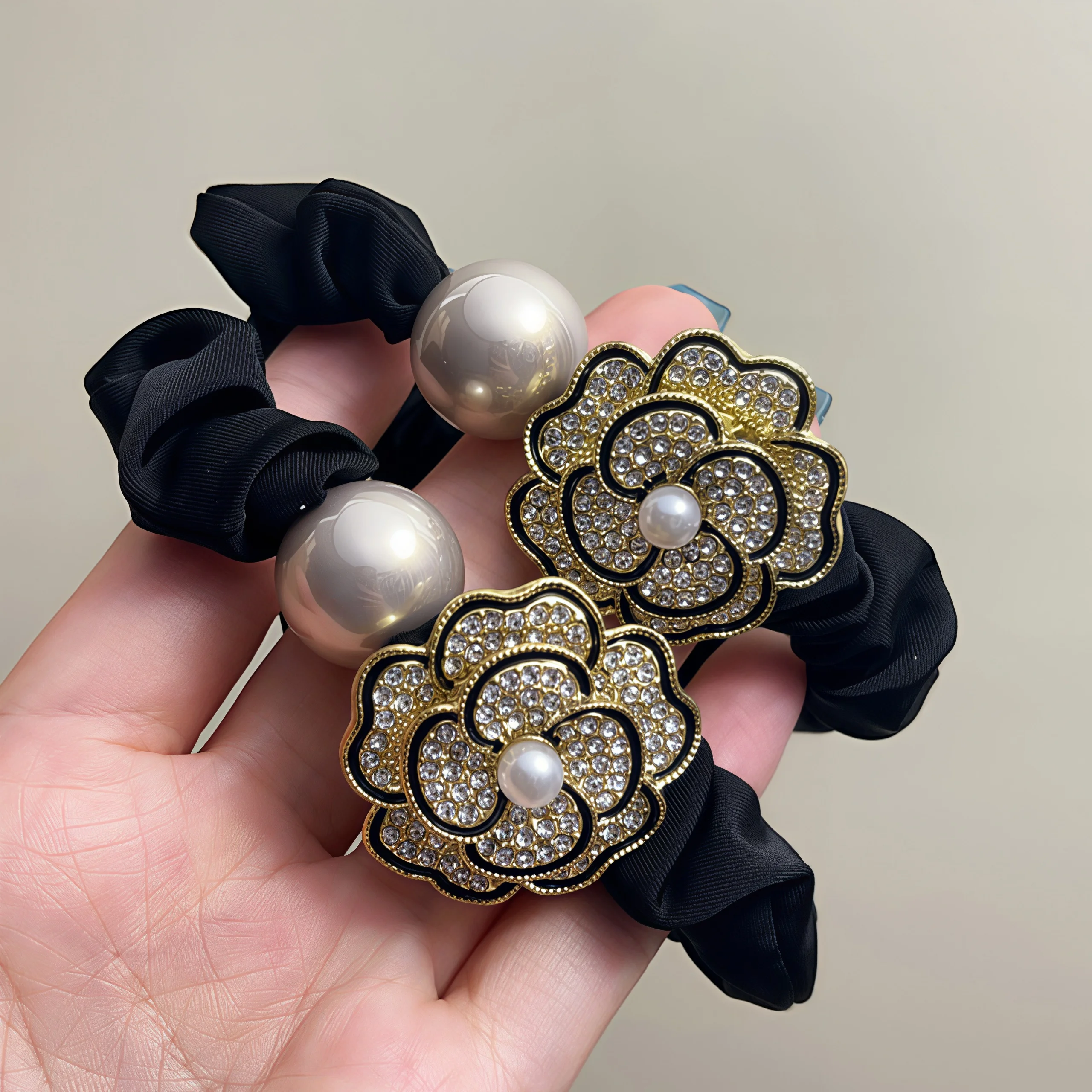 High-End Elegant Pearl and Rhi - Hi Tech Accessories recension och pris