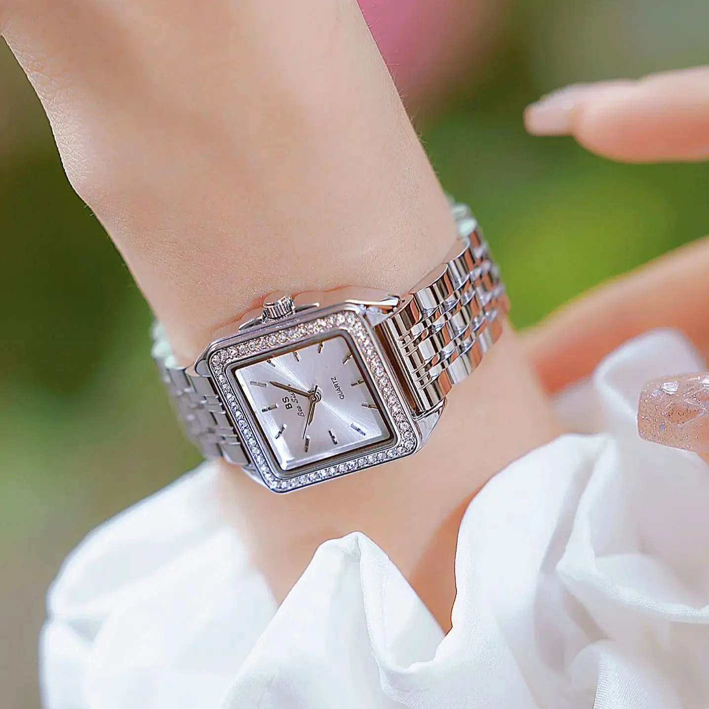 Donne d'affari di lusso leggere per orologi Orologio da polso da donna con cinturino in acciaio inossidabile dorato di fascia alta Orologio da polso da donna con quadrante quadrato con diamanti