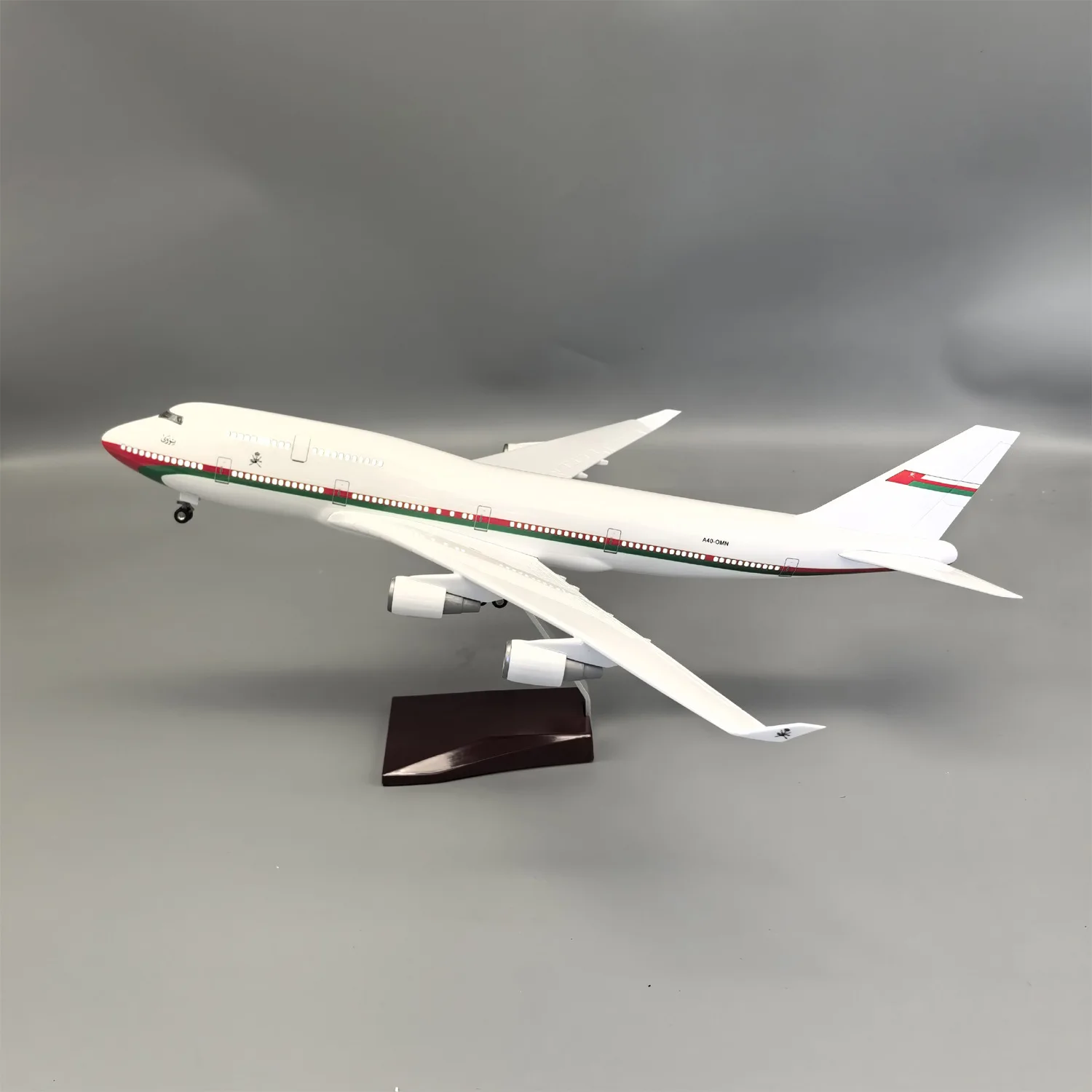 47cm Oman Presidential Aircraft B747 Airplane Model Kit with Landing Gear Wheels for Aviation Enthusiast Gift or Decorations