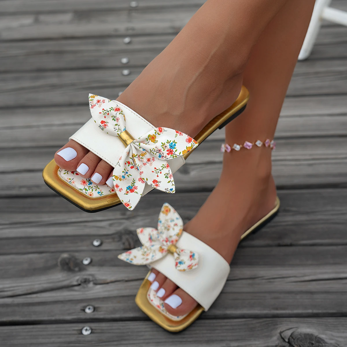 

2026 Summer New Women's Fashion Bow Design Casual Slippers Selling Small Floral Decoration Fresh Flat Slippers Plus Size.