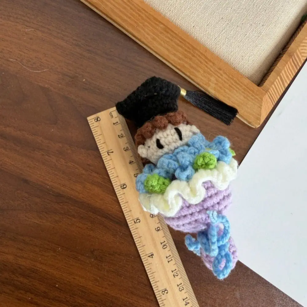 Funny Knitted Graduation Cute 13cm Crochet Bouquet with Doctoral Cap Finished Craft Handmade Knitted Figures Graduation Season