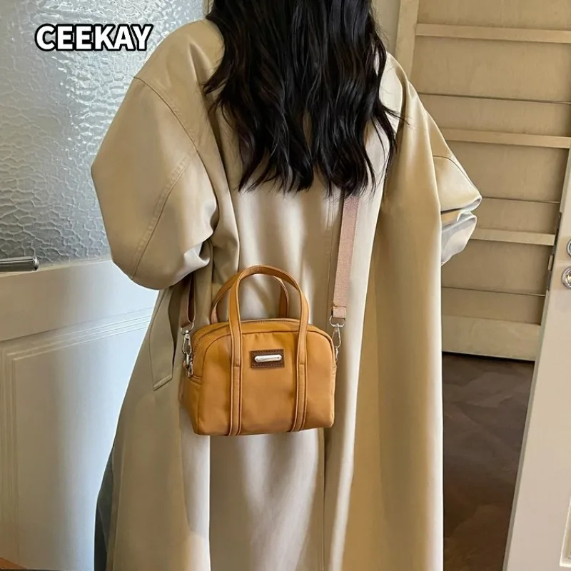 CEEKAY Weiche Nylon-Umhängetasche mit Reißverschluss, schlichtem Metallplatten-Detail vorne, zwei Tragegriffen und Crossbody-Riemen – lässig