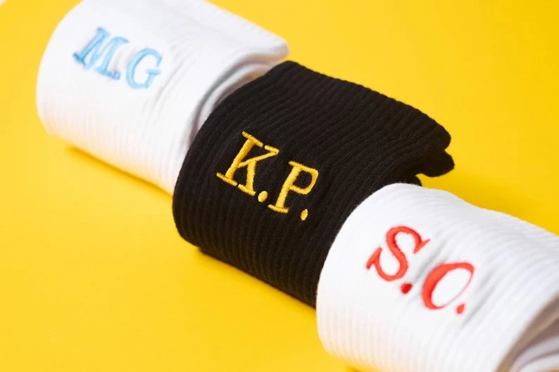 Chaussettes initiales personnalisées pour hommes, initiales brodées personnalisées, chaussettes d'équipage en coton, monogramme, cadeau de garçon d'honneur, urgence pour lui