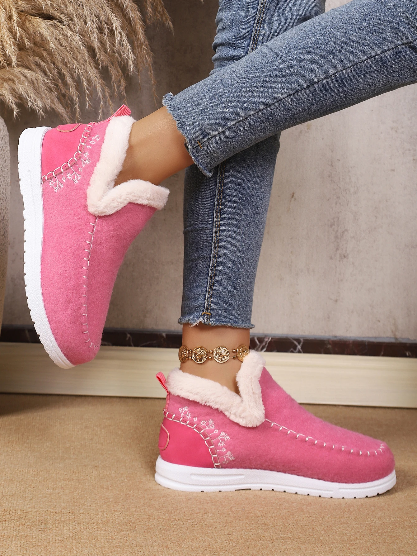 Damen Winter Slip-On Stiefeletten mit Flauschigem Kragen, Weichem Filz, Warmem Fleecefutter, Flach, Rutschfest, Leicht, für den Alltag, Schneestiefel – Detail 14