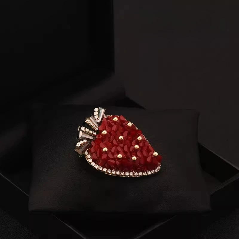 Sweet Cute Pink Heart Crystal Brooch Decorative for Sweater Coat Collar Exquisite Girls Accessory Fashion Charm Stylish Pin 6101