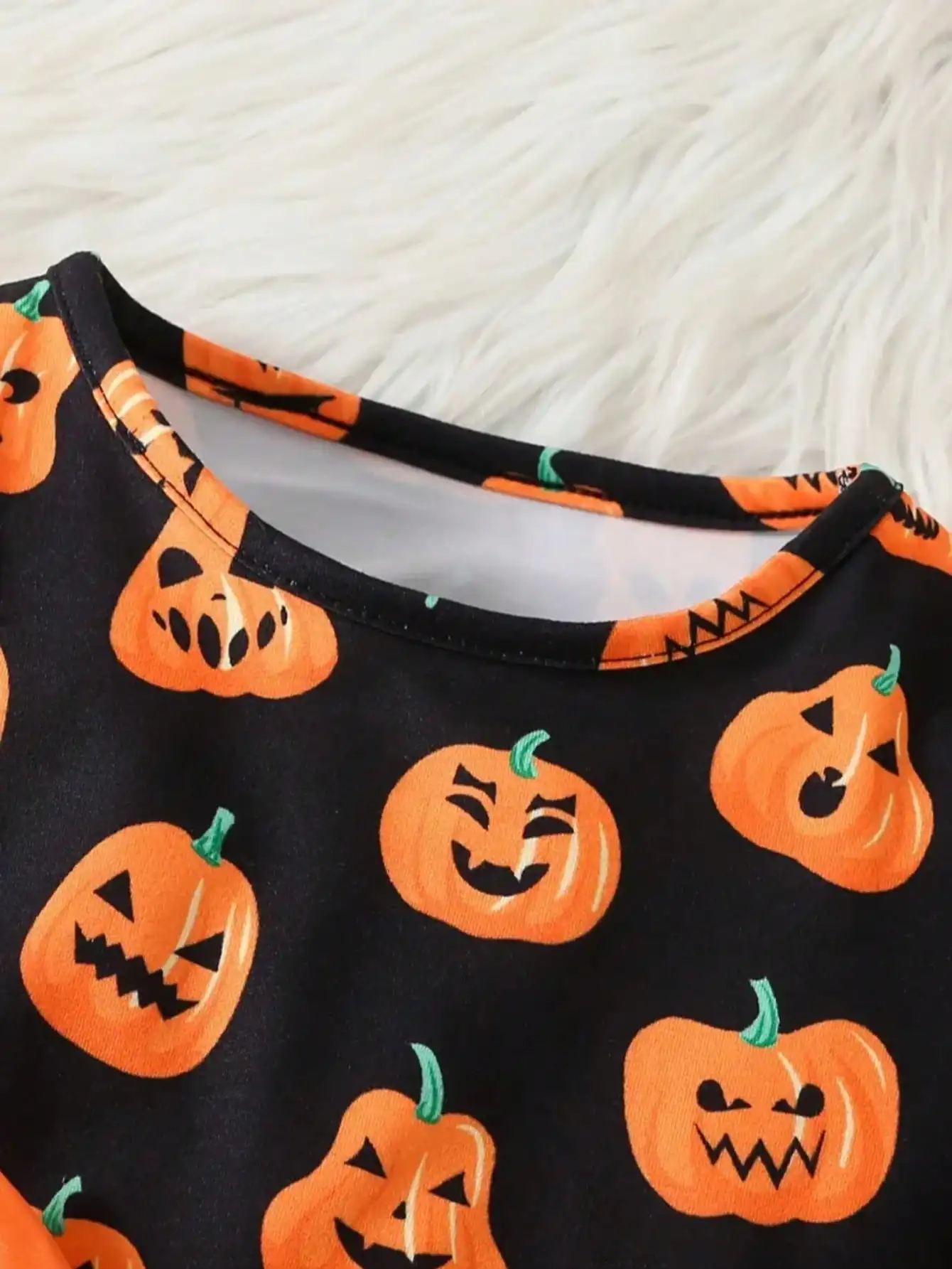 Kinder-Halloween-Kleid mit Kürbis-Geister-Muster, langen Ärmeln, Schleife, Netzstoff, mittellangem Rock und Rundhalsausschnitt – Detail 4