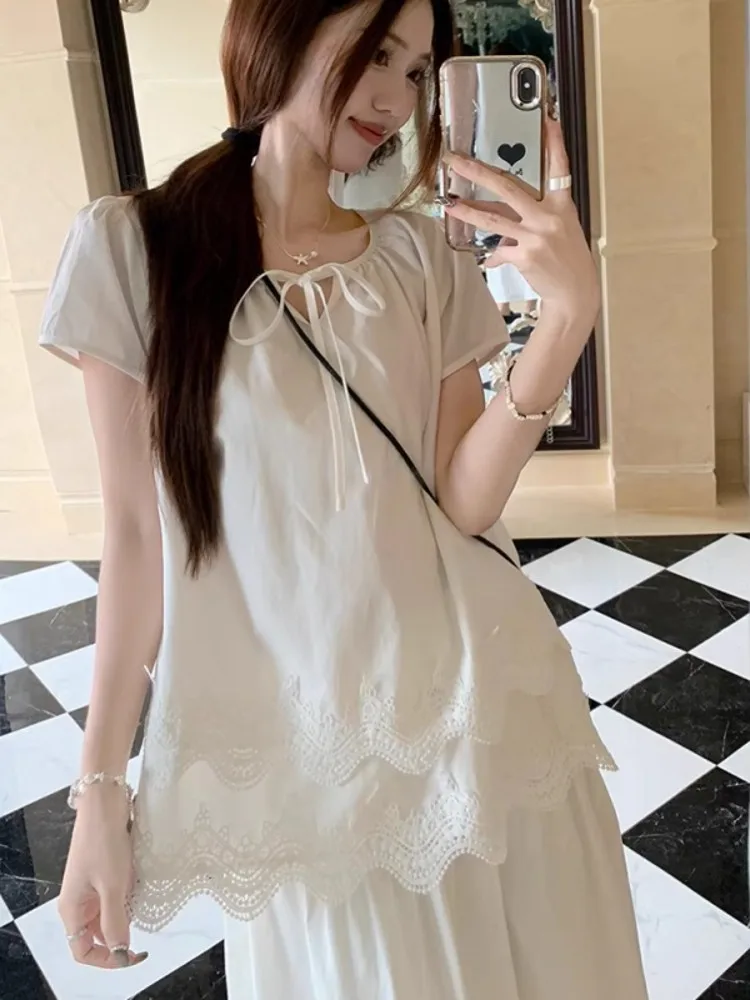 

Женская свободная блузка с кружевной отделкой и короткими рукавами, летняя коллекция 2025, дизайнерская модель с узлом, в корейском стиле, с рукавами-фонариками, V-образным вырезом, тонкая