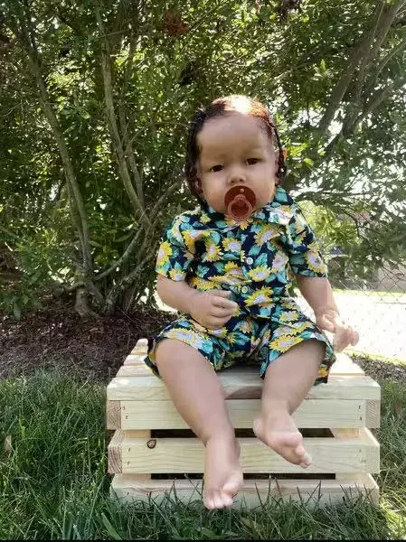 Muñeca Reborn Baby Liam de 28 pulgadas, suministro limitado personalizado, piel oscura, ya terminada, con diferentes vestidos