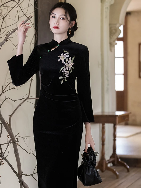 

Молодежное модернизированное платье из бархата с вышивкой, удлиненная версия, комфортное и дышащее.