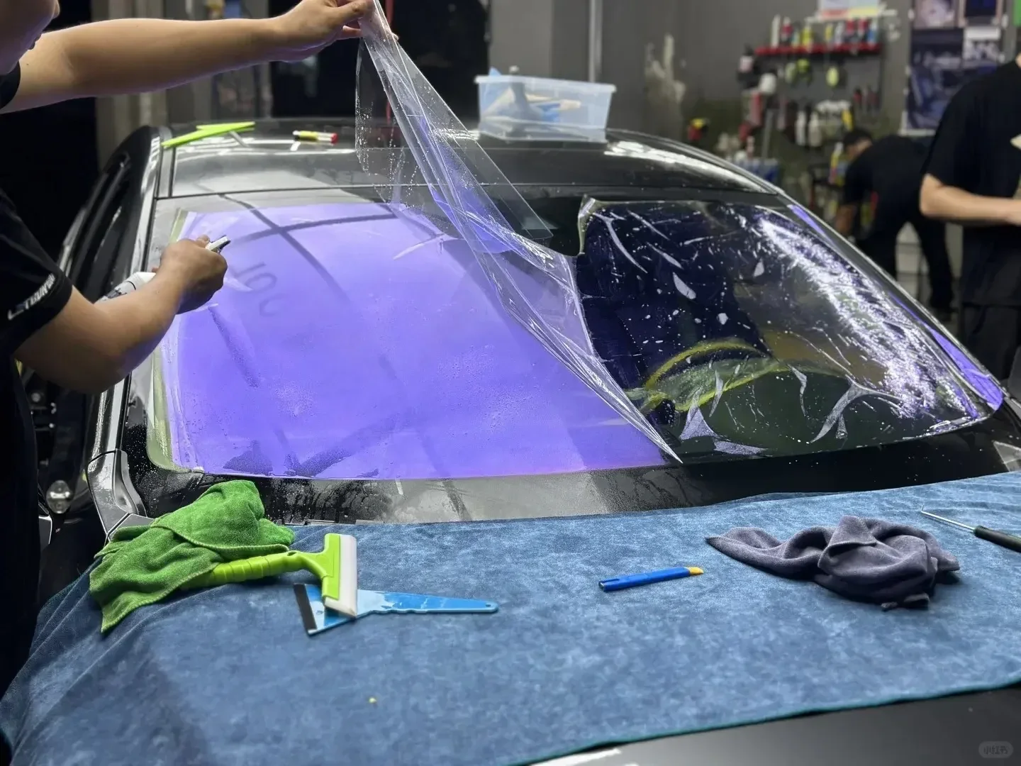 Film teinté caméléon violet 1m x 3m VLT80% anti-UV, film de protection solaire auto-adhésif PET pour pare-brise de voiture à changement de couleur