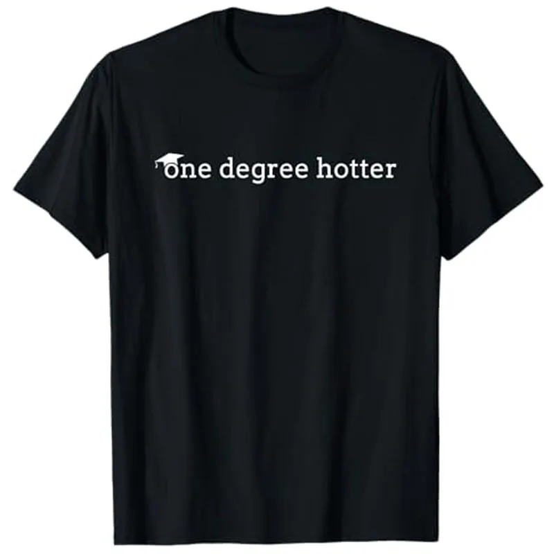 One Degree Hotter T-Shirt mit Y2k-Buchstaben-Aufdruck, lustiges Abschluss-Spruch-T-Shirt, Humor, Absolvent, Neuheitsgeschenk, kurzärmelige Blusen, Tops – Detail 3