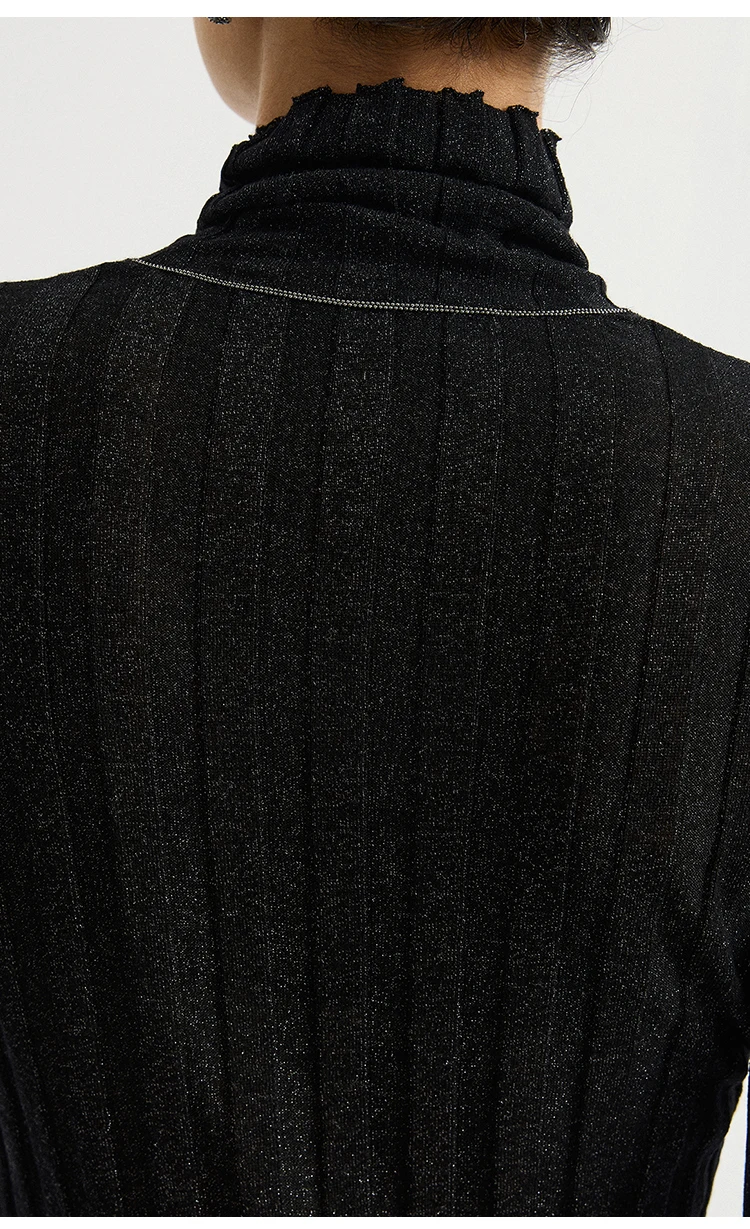 BD3621695 Damen Rollkragenpullover aus Lurex-Wollmischung mit breiten Rippen, langen Ärmeln und Wellensaum, dezenter Luxus für den frühen Herbst. – Detail 4