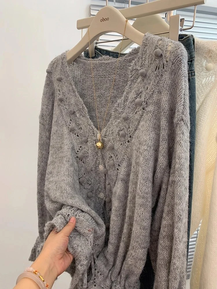 ゆったりとした女性のニットセーター、ベルスリーブ、Vネック、秋のアウターウェア、ファションデザイン、カジュアルで快適なロングスリーブトップ