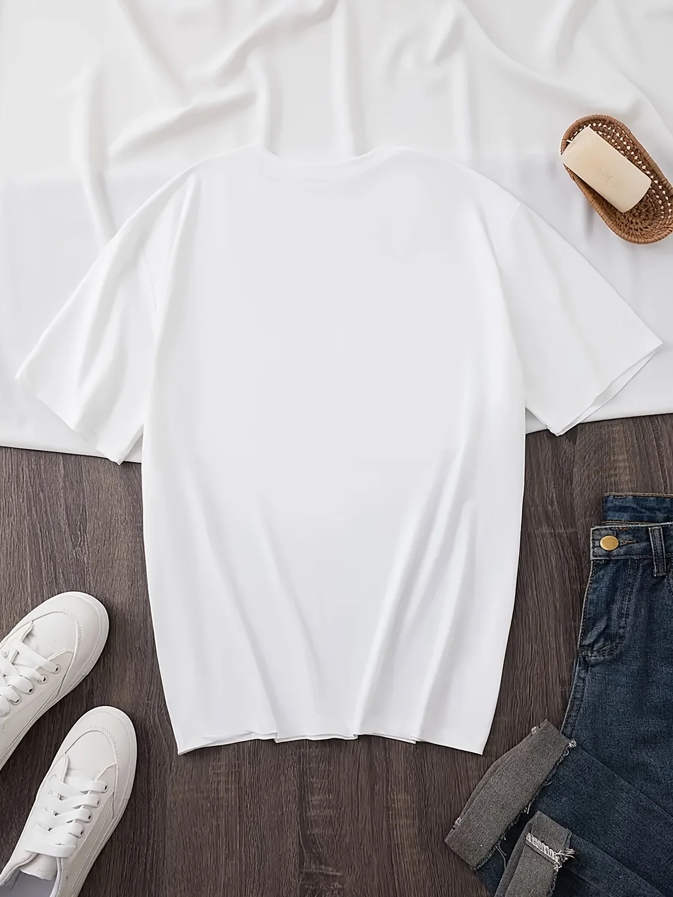 เสื้อยืดลายต้นปาล์มคริสต์มาสสำหรับสุภาพสตรี ตกแต่งด้วยกระดิ่งและของประดับเทศกาล