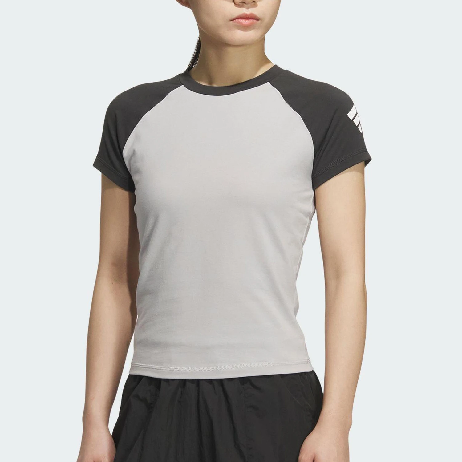 

Оригинальная летняя женская футболка Adidas Slim Fit с короткими рукавами и вставками на плечах KC3769