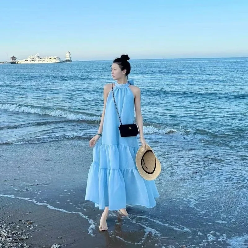 

Новинка 2025, синее платье во французском стиле с бретелькой на шее, летнее дизайнерское платье средней длины для миниатюрного пляжного отдыха и отдыха