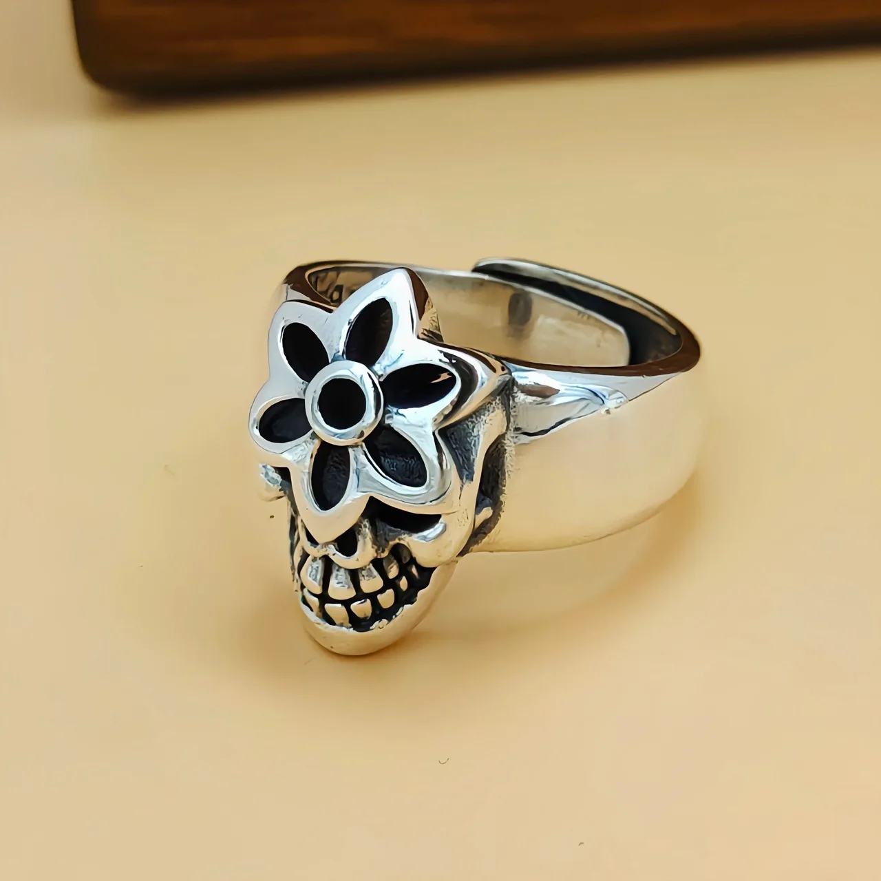 

Pure silver personalized European and American punk style skull ring, cherry blossom ring, finger ring, index finger ring, singl