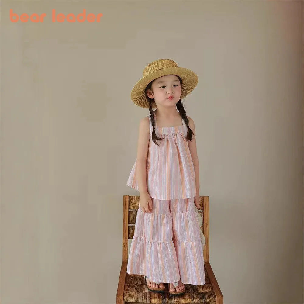 

Летняя розовая корейская полосатая одежда с принтом Bear Leader для девочек, милый топ без рукавов + широкие брюки, комплекты из двух предметов для детей